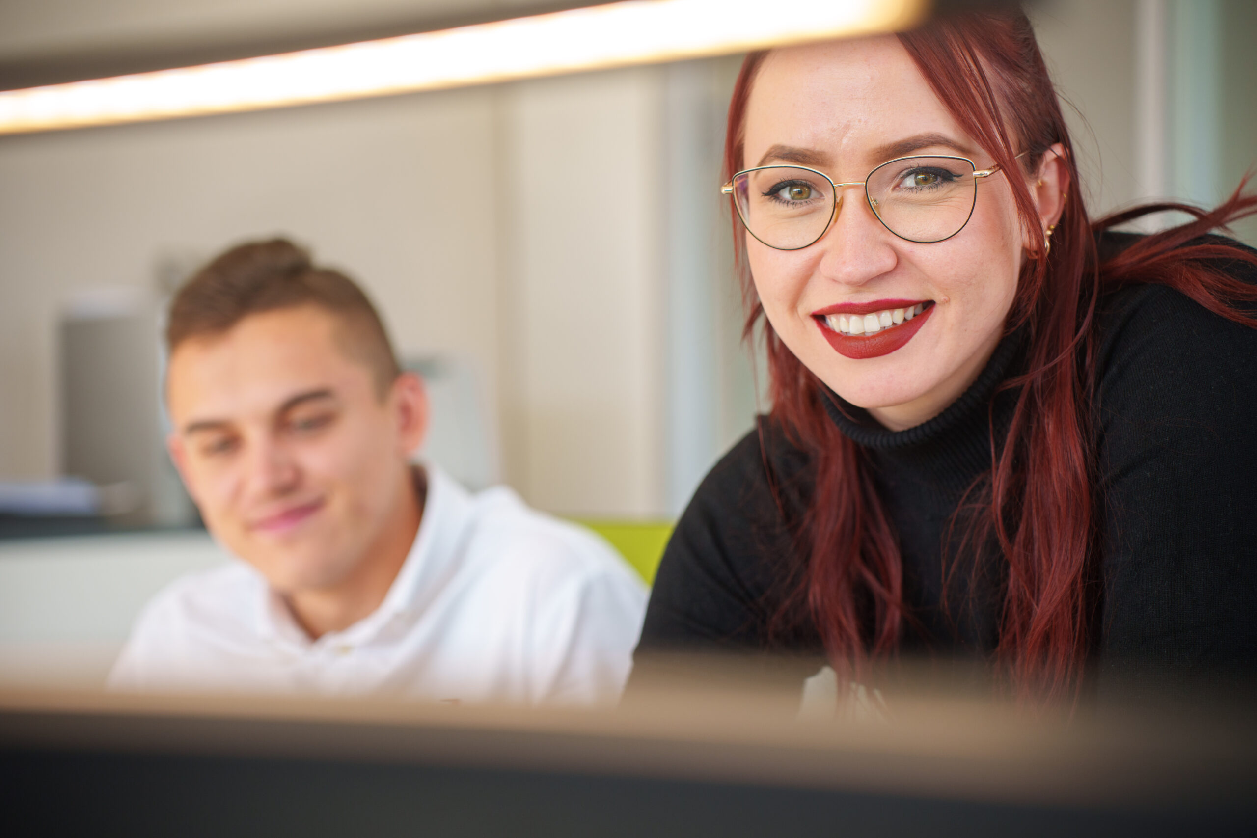 Zwei Mitarbeiter gucken in die Kamera - Steuerfachangestellte - Steuerfachwirt