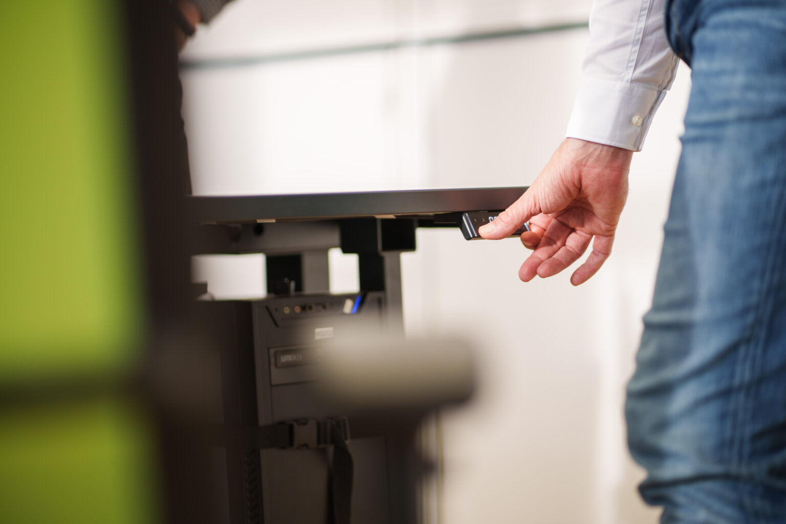 Höhenverstellbarer Schreibtisch.