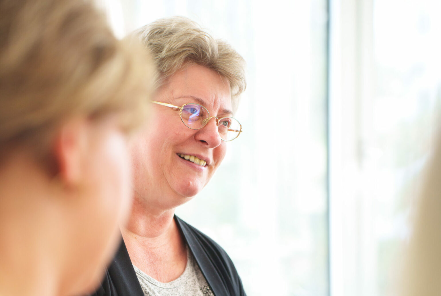 Lächelnde Frau mit Brille.